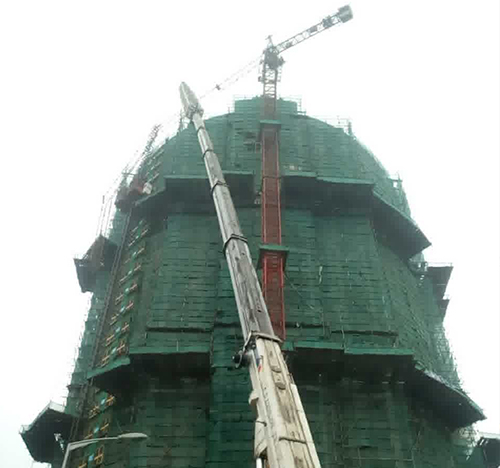 临西吊车在工地上作业